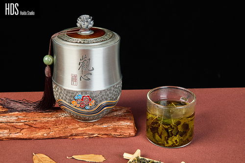 靜物攝影中的東方韻味 茶葉罐與青島藍莓酒的優(yōu)雅對話